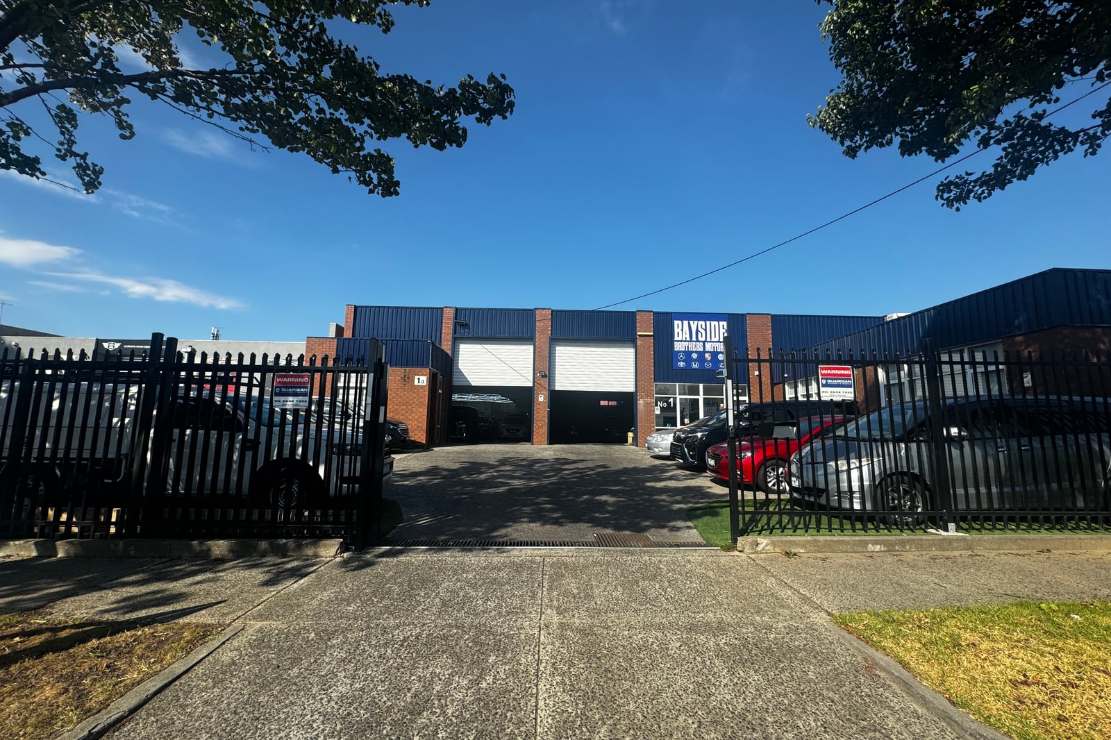 The Bayside Brothers Motors dealership frontage in Vermont, VIC
